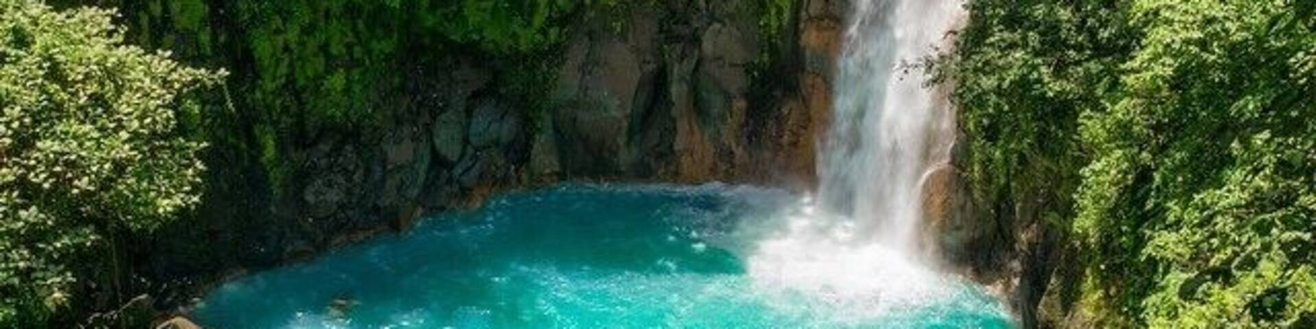 Bright turqoise water and verdant green jungle is always a winner! 😉👍🍃 #puravida #ig_costarica #costaricaphoto #RioCeleste