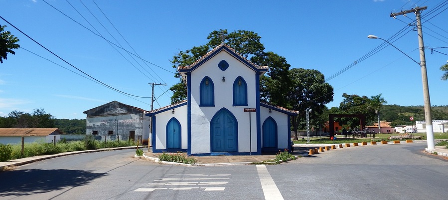 Uma igrejinha no meio da estrada.
Cidade de Cordisburgo, Brasil.
#OnTheRoad