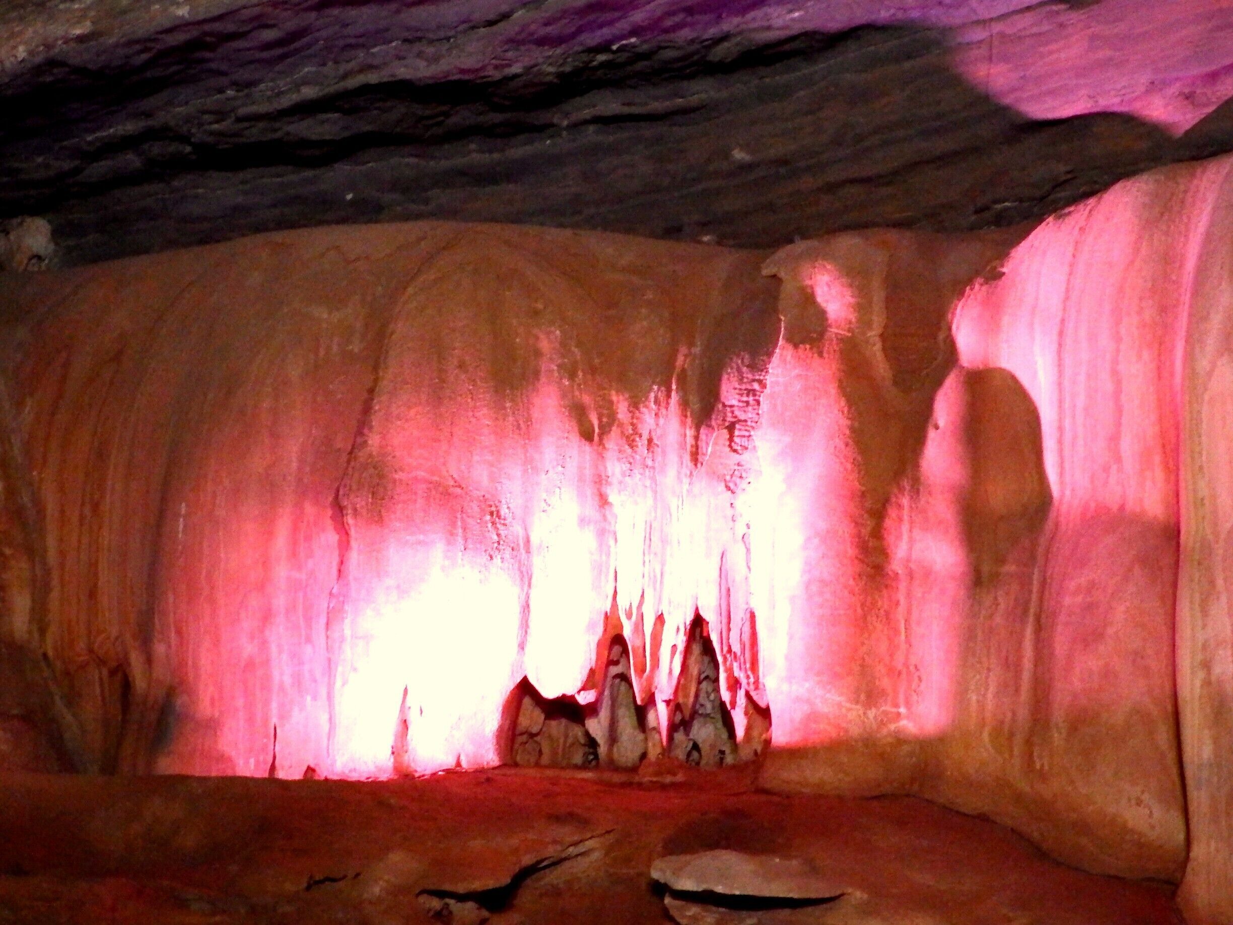 Amplos salões de beleza rara encontradros na Gruta de Maquiné, Cordisburgo, Brasil.# InStone