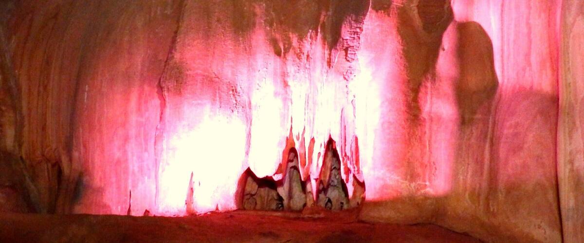 Amplos salões de beleza rara encontradros na Gruta de Maquiné, Cordisburgo, Brasil.# InStone