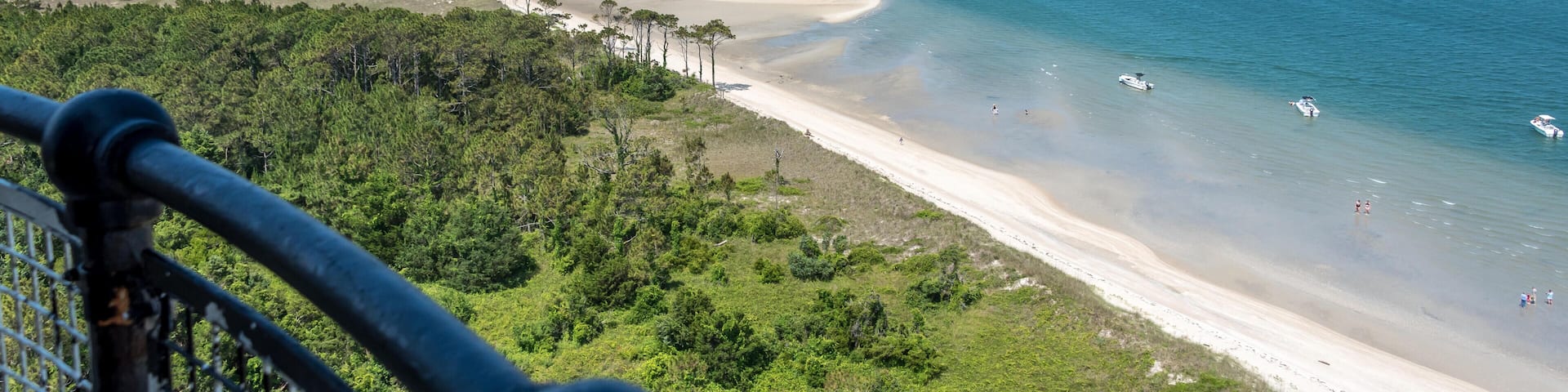 JJ5H41 View from Cape Lookout Lighthouse above white sand beach of Crystal Coast shoreline in North Carolina's southern outer banks, beautiful blue water.