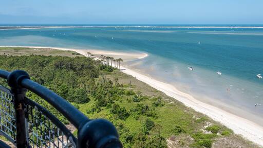JJ5H41 View from Cape Lookout Lighthouse above white sand beach of Crystal Coast shoreline in North Carolina's southern outer banks, beautiful blue water.