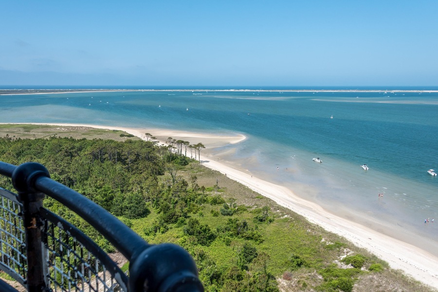 JJ5H41 View from Cape Lookout Lighthouse above white sand beach of Crystal Coast shoreline in North Carolina's southern outer banks, beautiful blue water.