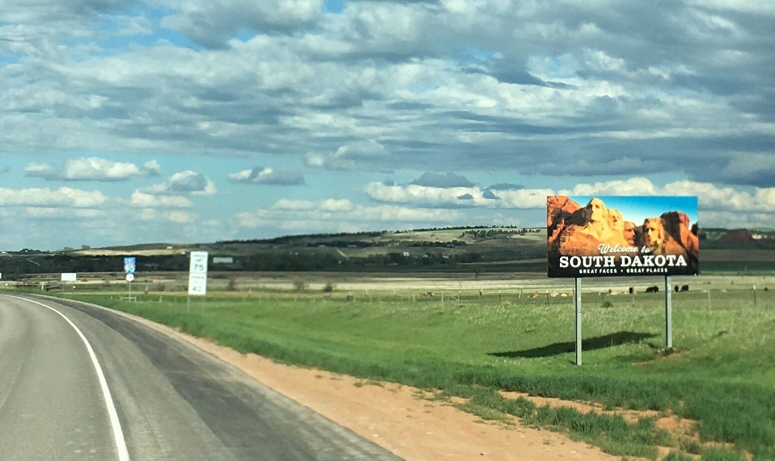Welcome to South Dakota!

#SouthDakota #signs

(May 2017)