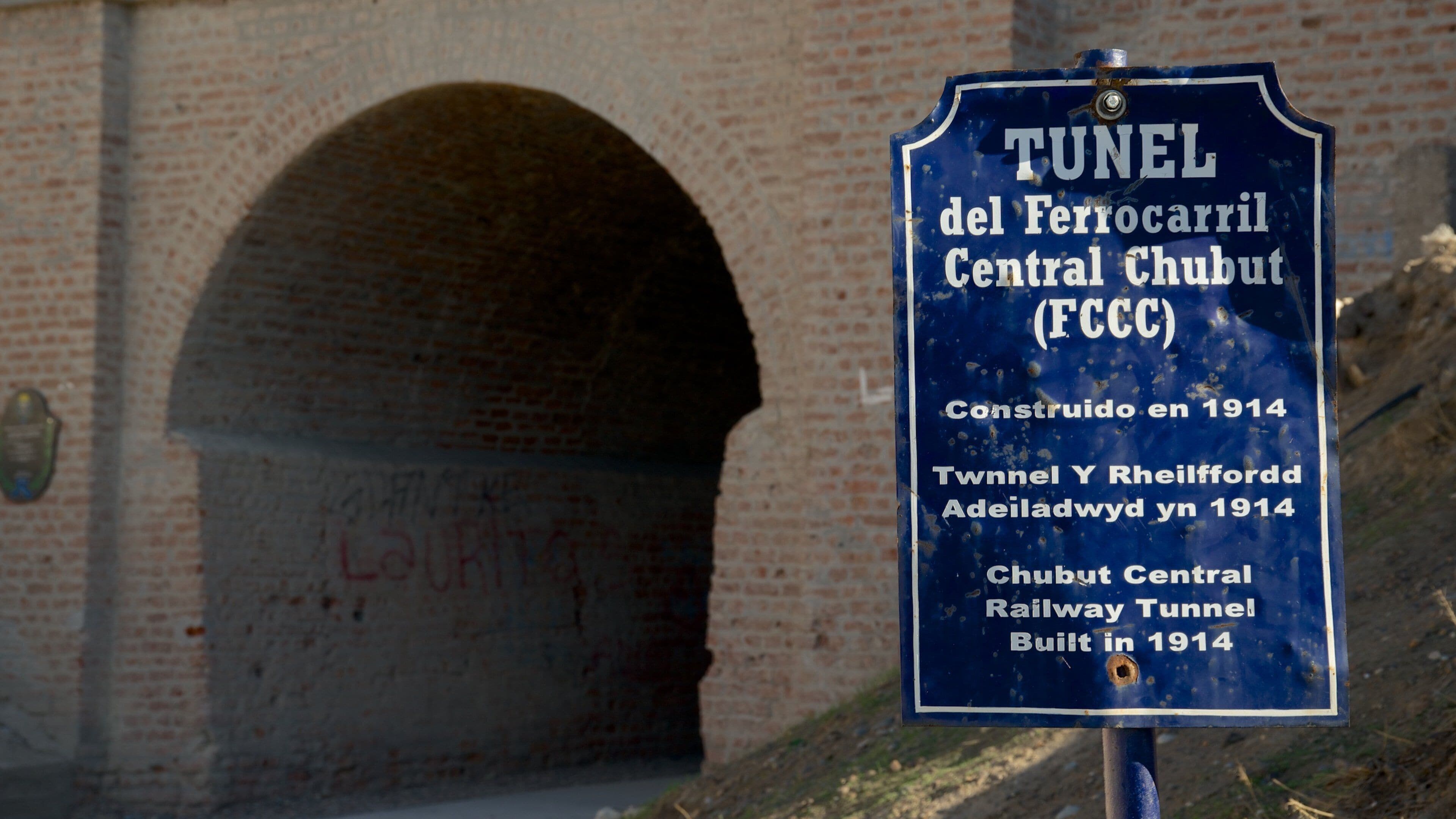 Puerto Madryn which includes signage