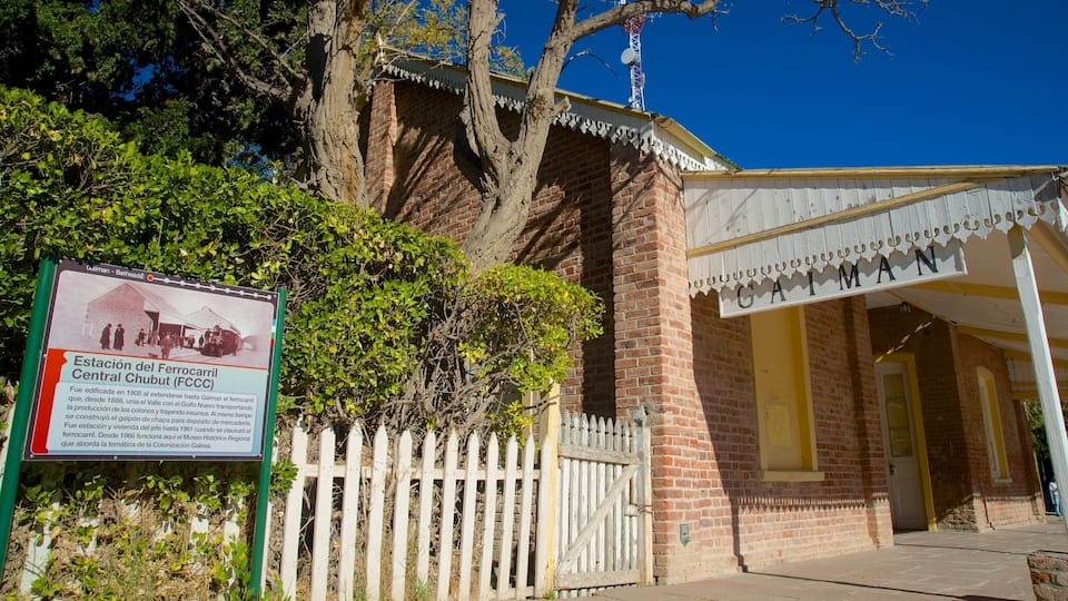 A historic building with a sign indicating it is the Central Chubut (FCC) station, established in 1908.