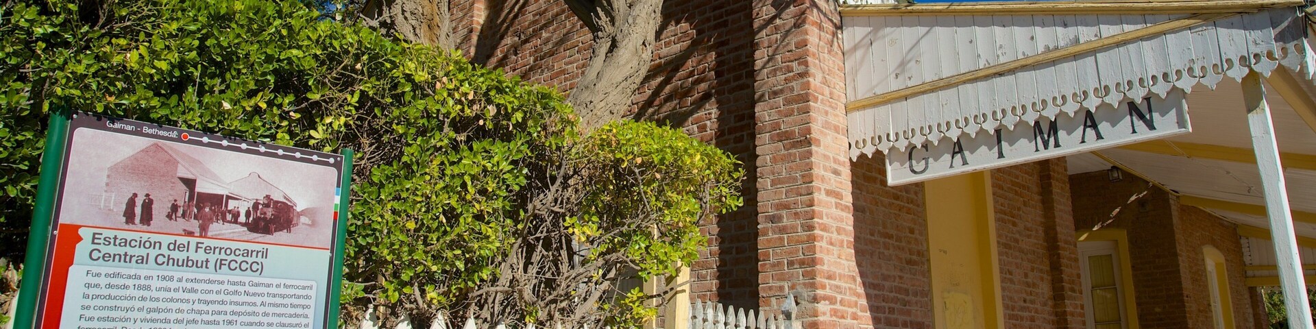 Puerto Madryn featuring signage