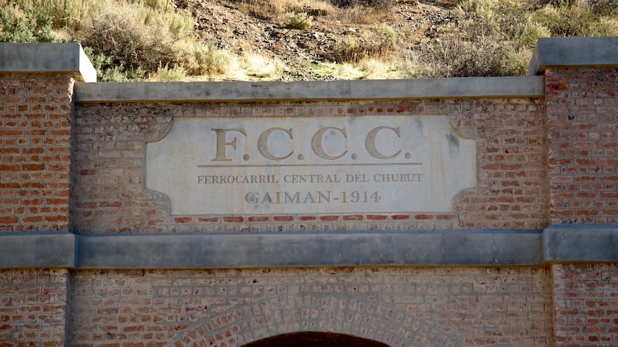 Puerto Madryn showing signage