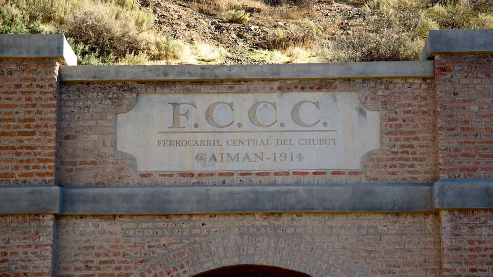A stone sign with the inscription "F.C.C. FERROCARRIL CENTRAL DEL CHUBUT @GAIMAN-1914".