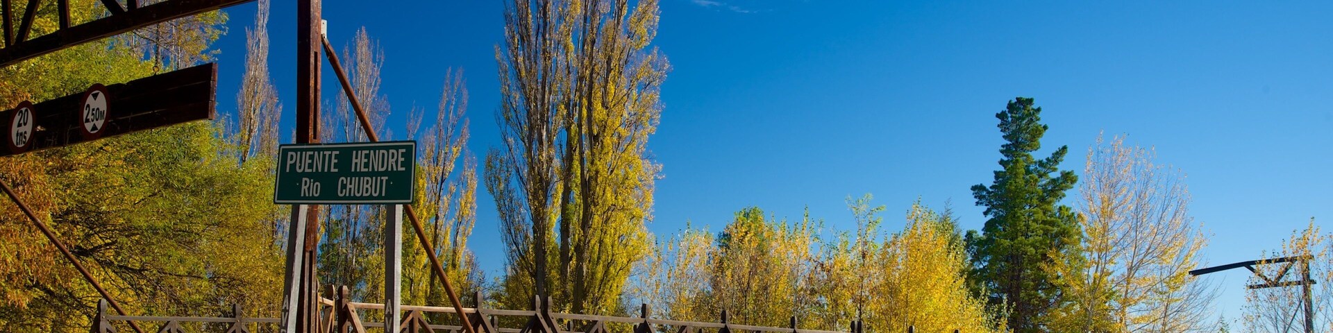 Puerto Madryn showing a bridge