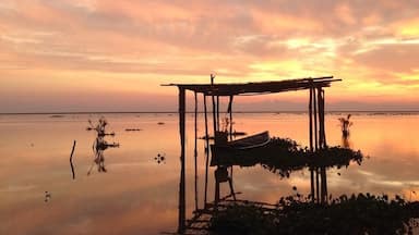 If you into photographing sunrise, this is a very popular spot with the local. Reach this place before 6:30am. After the shoot hit the local stalls along the road for breakfast. #goldenhour
