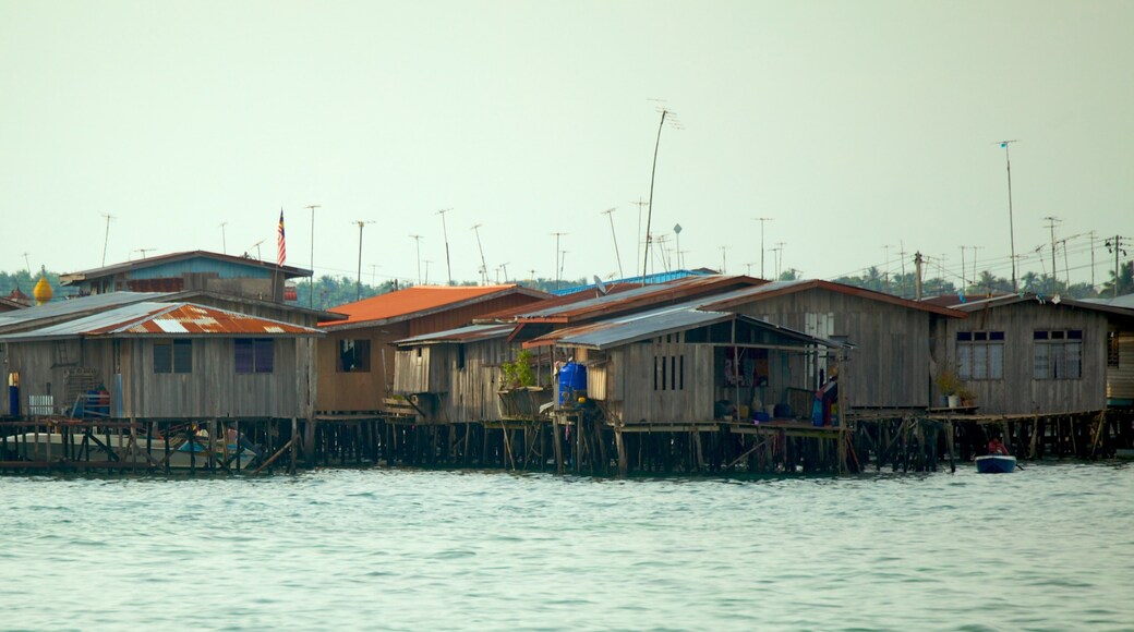 Bodgaya Island featuring a small town or village and a bay or harbor
