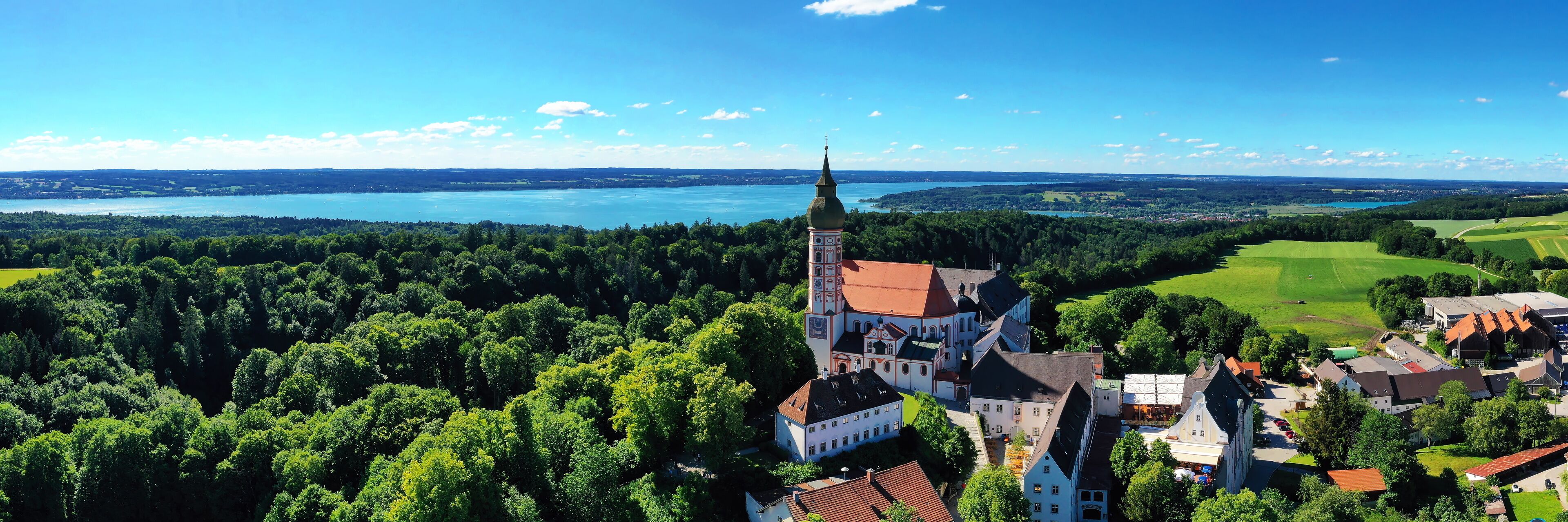 Luftbild vom Kloster Andechs mit Blick auf den Ammersee im Hintergrund. Andechs, Starnberg, Oberbayern, Bayern, Deutschland.