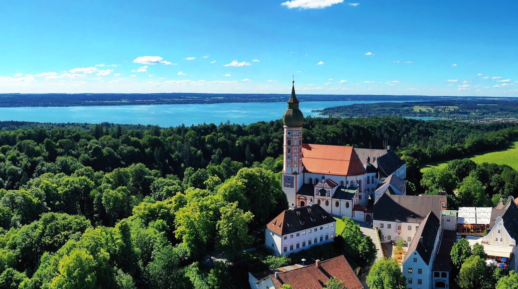 Luftbild vom Kloster Andechs mit Blick auf den Ammersee im Hintergrund. Andechs, Starnberg, Oberbayern, Bayern, Deutschland.