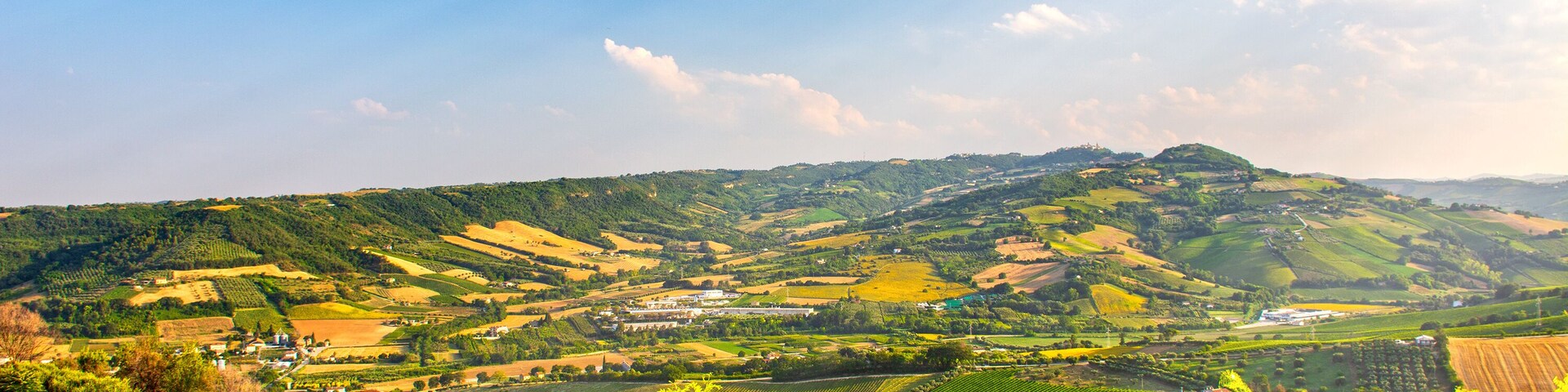 Colinas onduladas, campos y un pequeño pueblo en un valle.