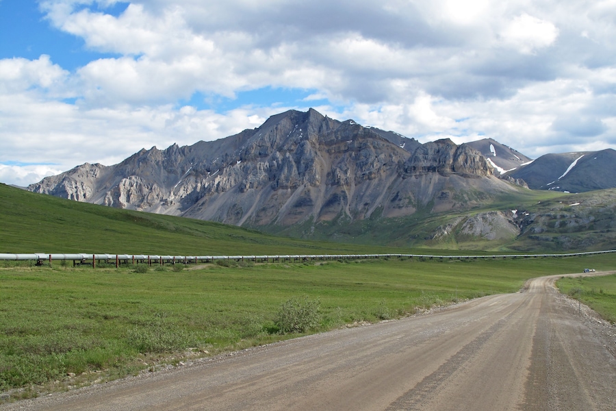 View of Dalton Highway with oil pipeline, leading from Valdez, Fairbanks to Prudhoe Bay, Alaska, USA