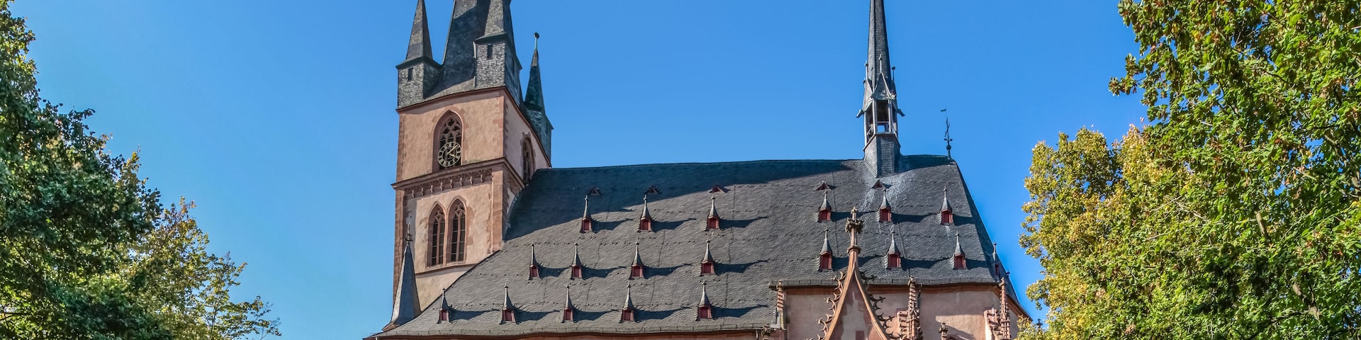 Eine historische Kirche mit einem hohen Kirchturm und einem Glockenturm.