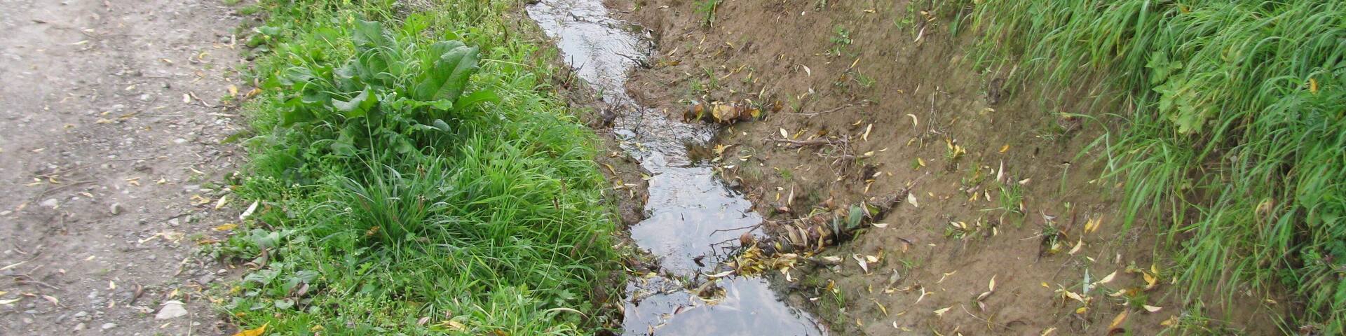 der neue Graben, der entlang der Schäfergasse in Calden, die Wasserführung des Zierenbergergrunds in den Bach Glockenbrunnen umleitet