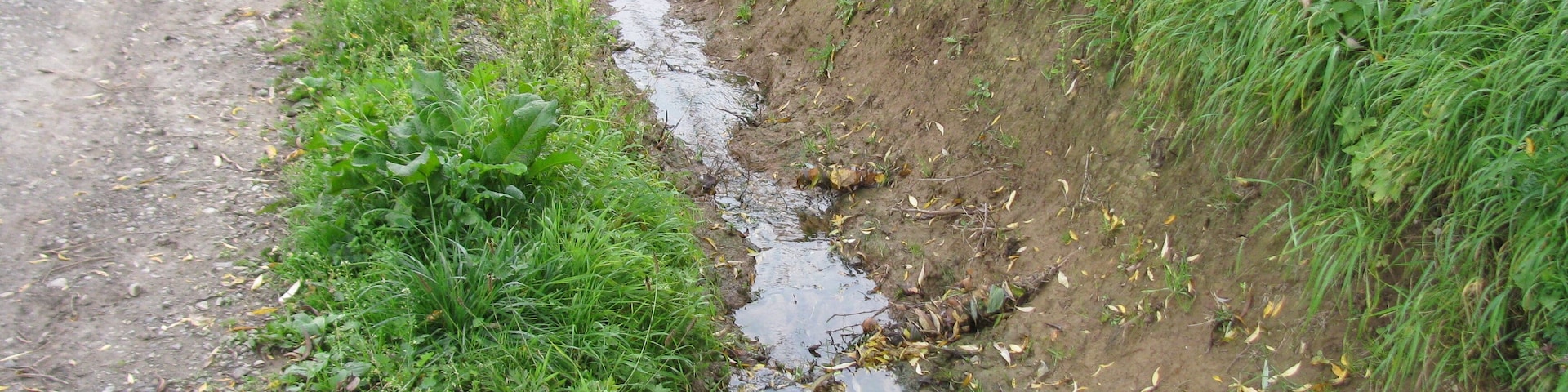 der neue Graben, der entlang der Schäfergasse in Calden, die Wasserführung des Zierenbergergrunds in den Bach Glockenbrunnen umleitet