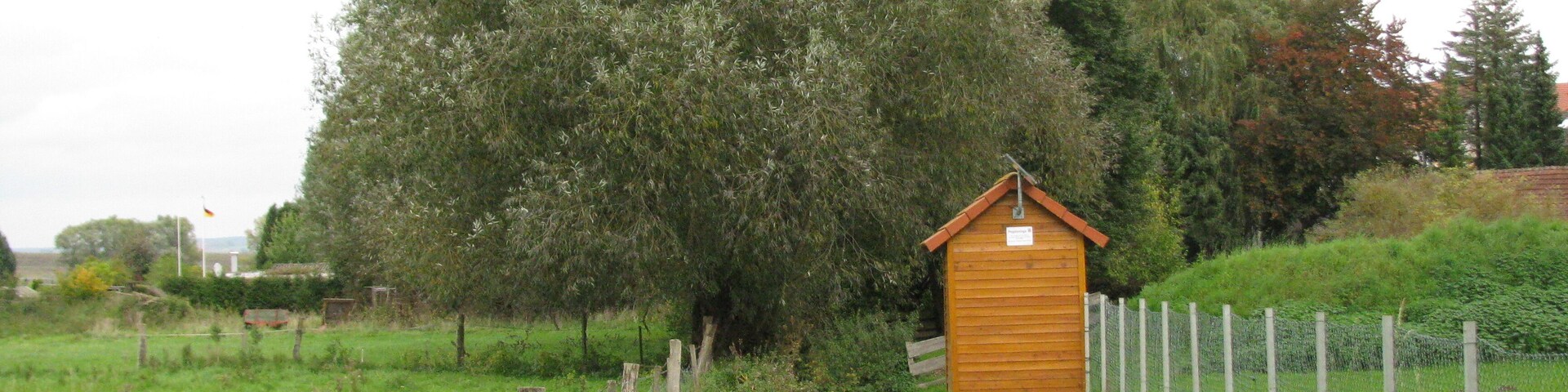 der Bach Glockenbrunnen unterhalb der SchÀfergasse in Calden mit einem Pegelhaus