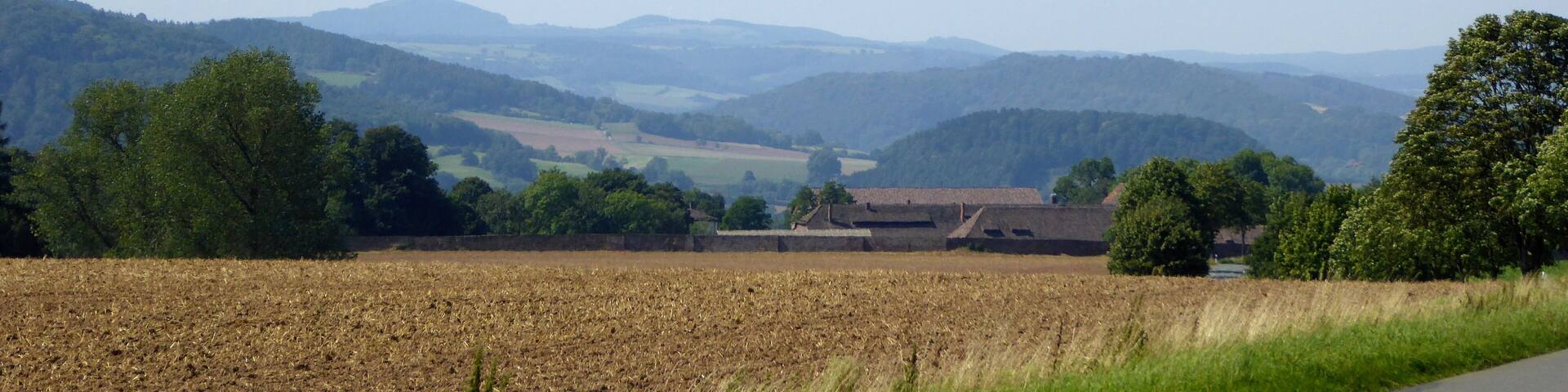 Blick vom Odfeld über das Klostergut Amelungsborn nach Westsüdwesten ins Wesertal