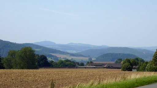 Blick vom Odfeld über das Klostergut Amelungsborn nach Westsüdwesten ins Wesertal
