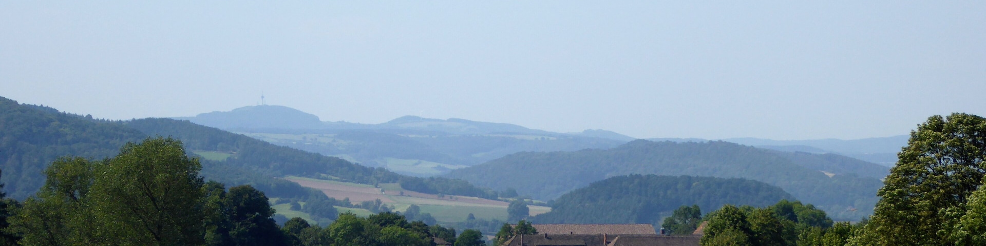 Blick vom Odfeld über das Klostergut Amelungsborn nach Westsüdwesten ins Wesertal