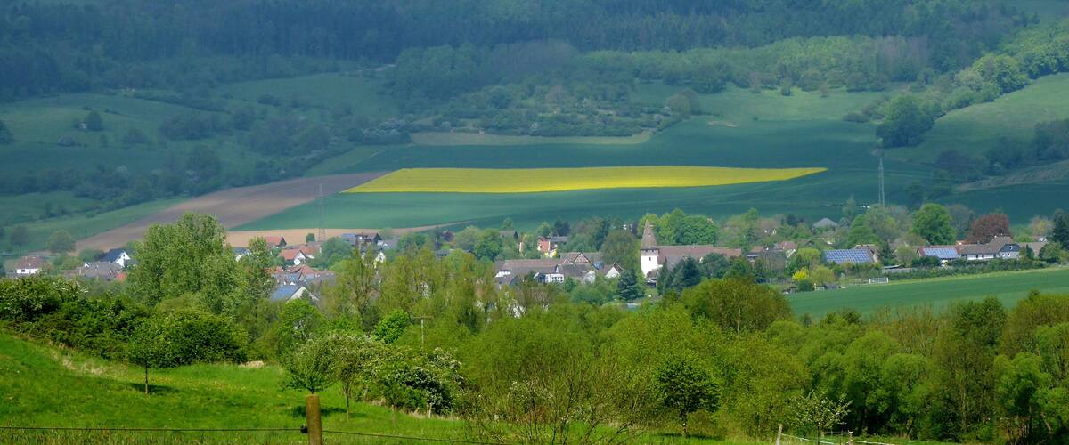 Blick vom Osthang des Kleinen Eversteins auf Golmbach, im Hintergrund die Rühler Schweiz
