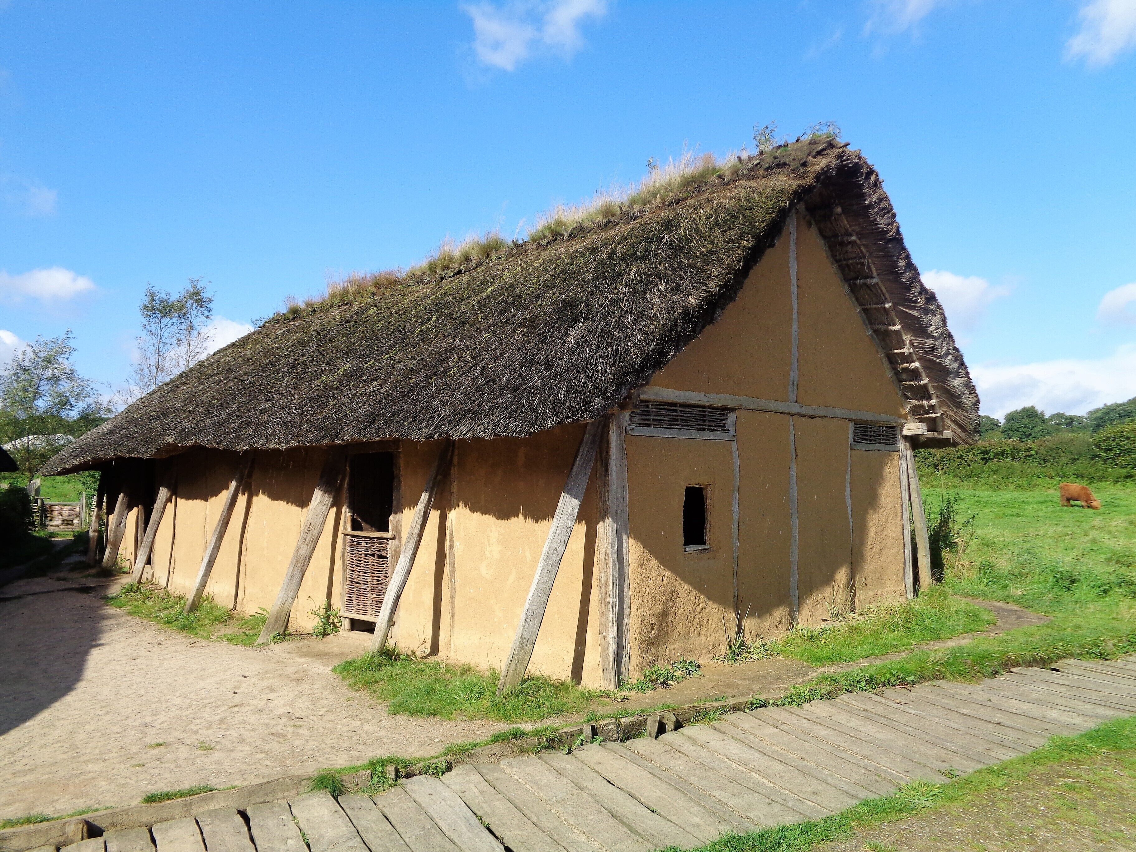 Das Haus des Kammmachers im Wikinger-Museum Haithabu.