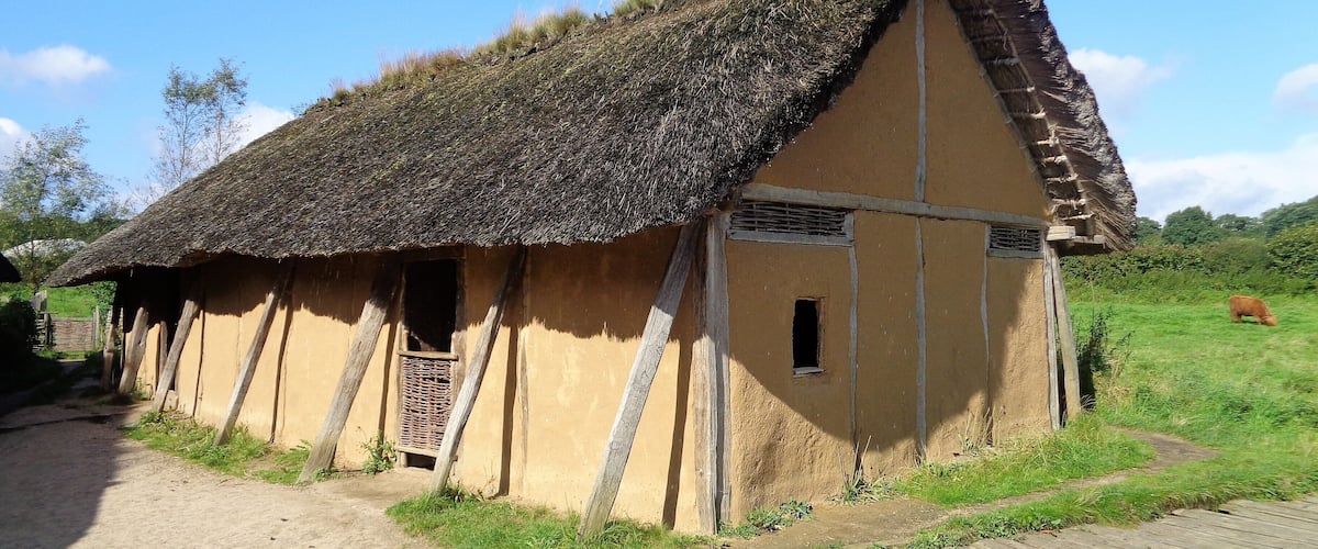 Das Haus des Kammmachers im Wikinger-Museum Haithabu.