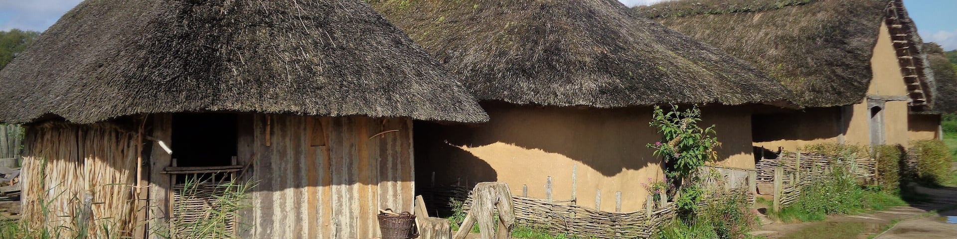 GebÀude im Wikinger-Museum Haithabu: Vorn links das Haus des Holzhandwerkers, in der Mitte das Haus der HÀndler, hinten das Haus des TuchhÀndlers.