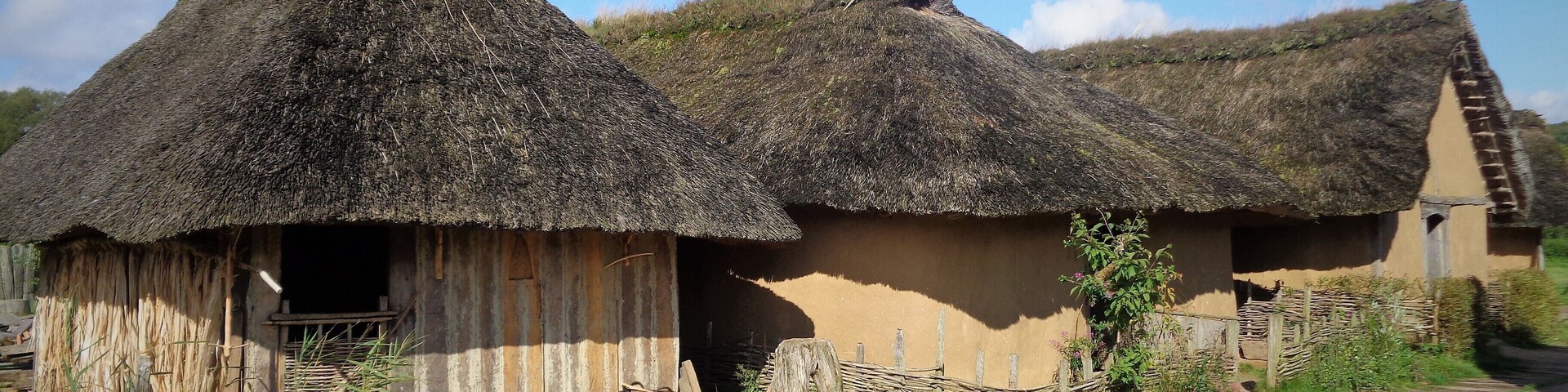 Gebäude im Wikinger-Museum Haithabu: Vorn links das Haus des Holzhandwerkers, in der Mitte das Haus der Händler, hinten das Haus des Tuchhändlers.
