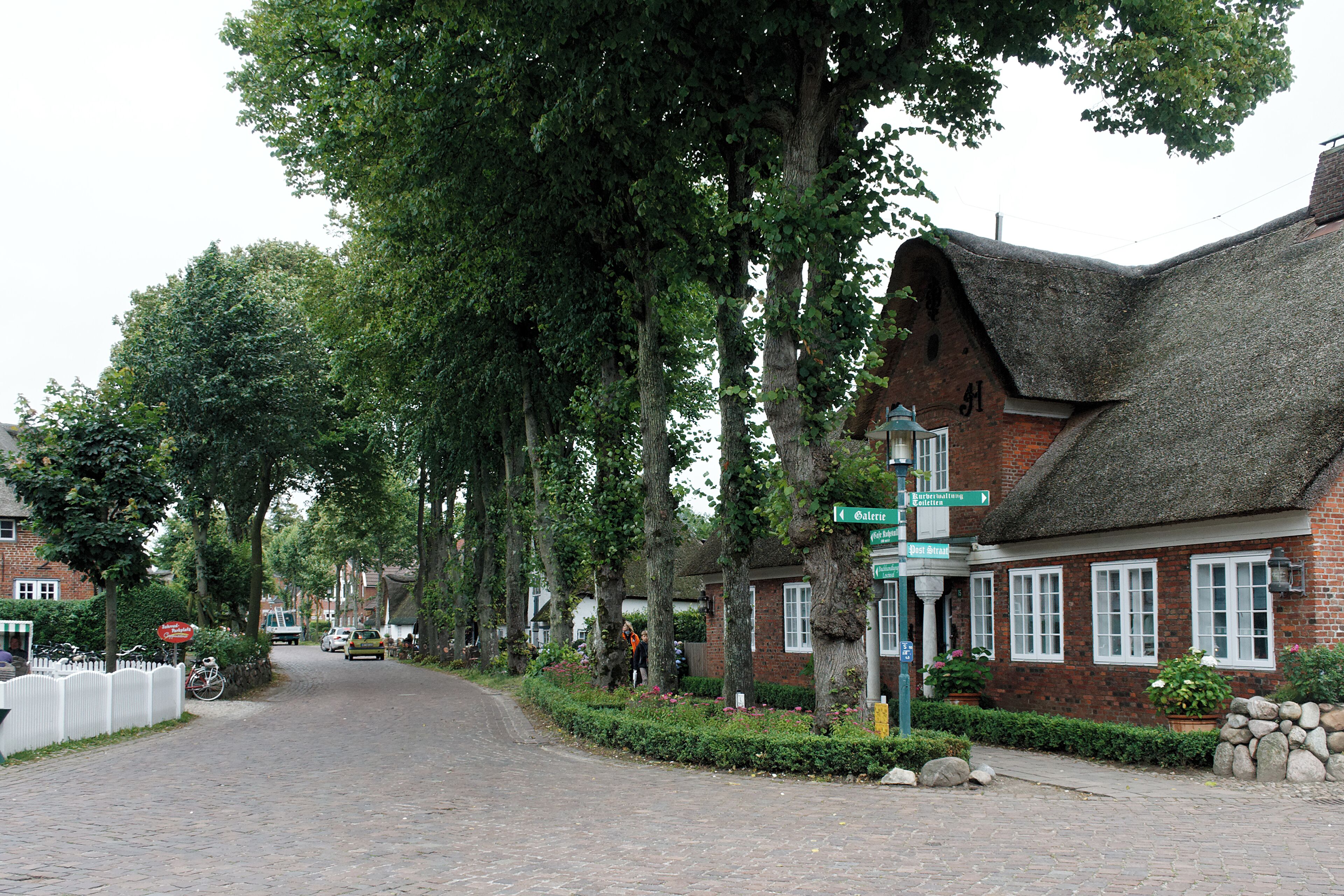 Dorfstraße in Nieblum, Insel Föhr.