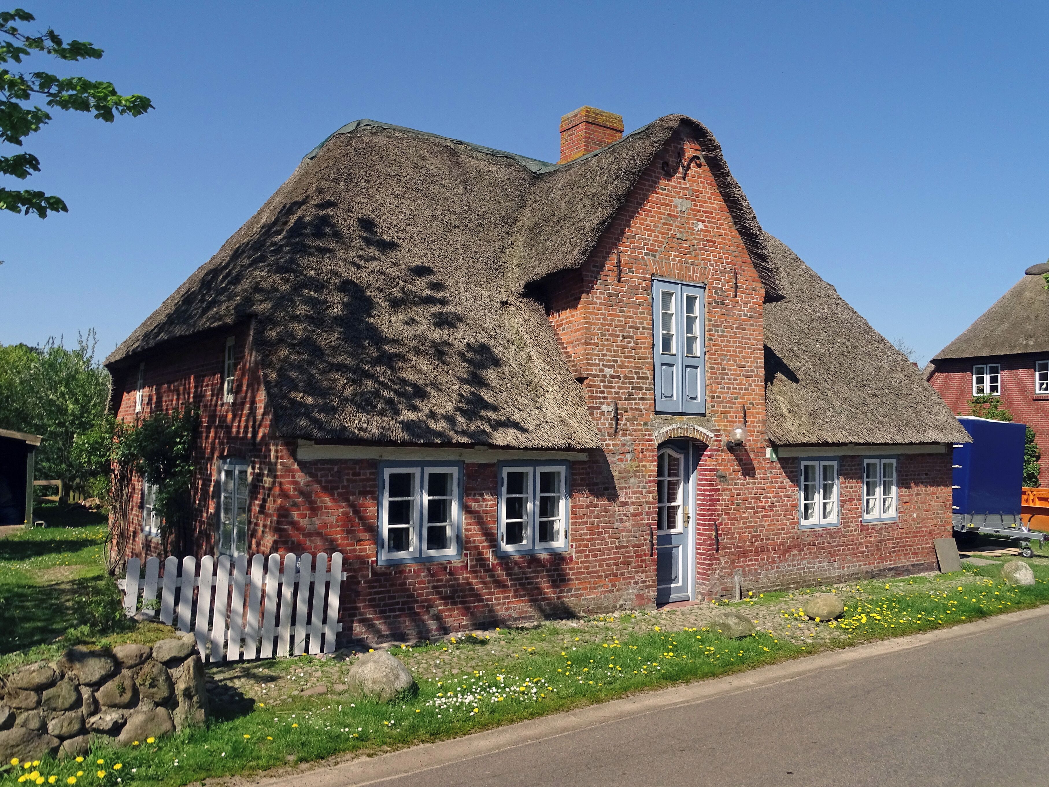 This is a photograph of an architectural monument. It is on the list of cultural monuments of Nieblum, no. 2117