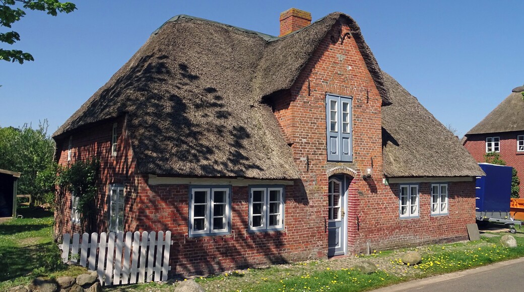 This is a photograph of an architectural monument. It is on the list of cultural monuments of Nieblum, no. 2117