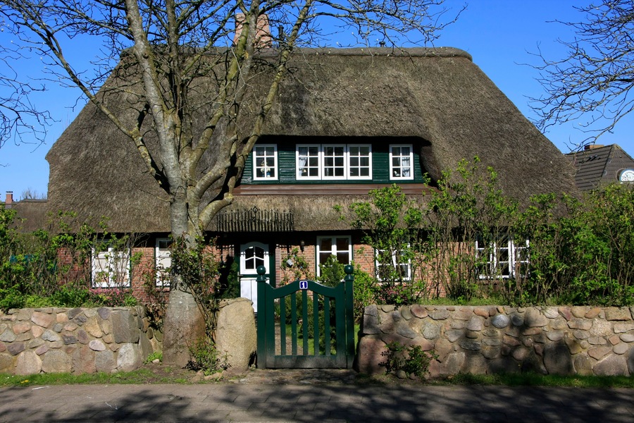 Thatched cottage in Alkersum, island of Foehr