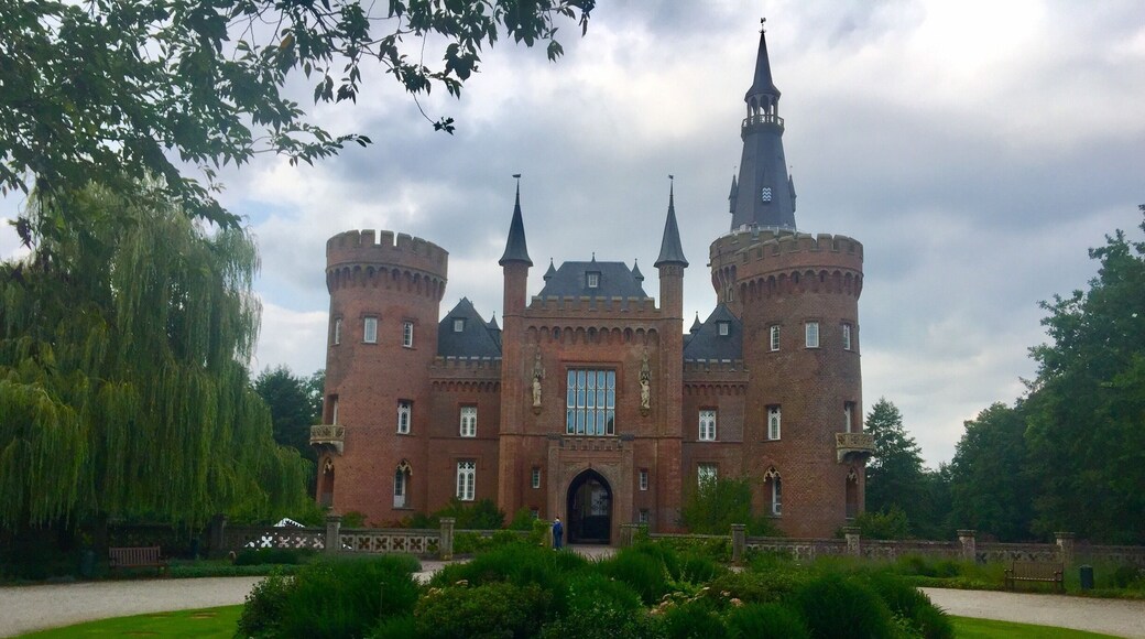 Back to Germany 🇩🇪 I saw a singth on the Autobahn from the castle. Very nice castle 🏰. There is a museum and a Café.