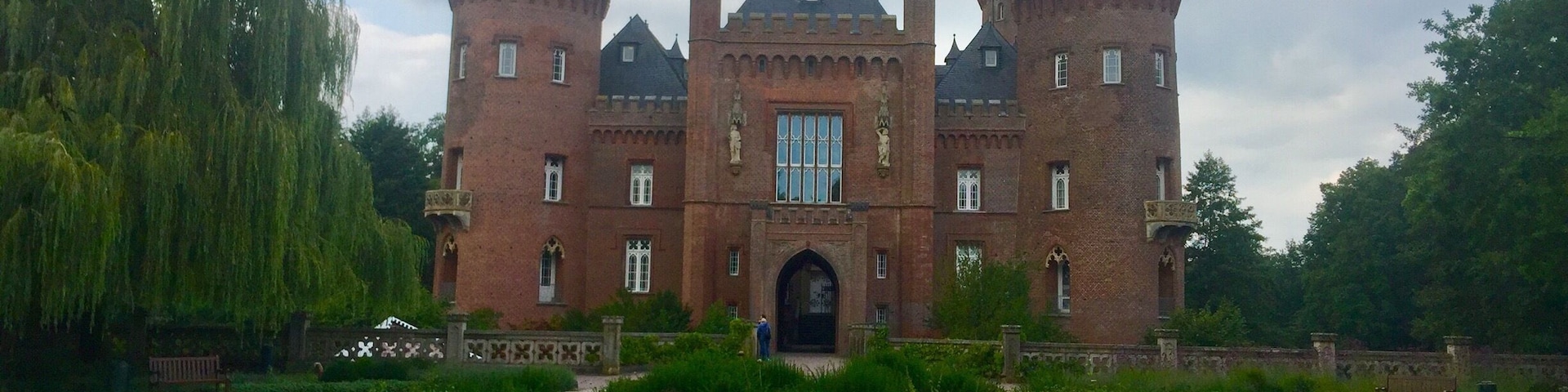 Back to Germany 🇩🇪 I saw a singth on the Autobahn from the castle. Very nice castle 🏰. There is a museum and a Café.