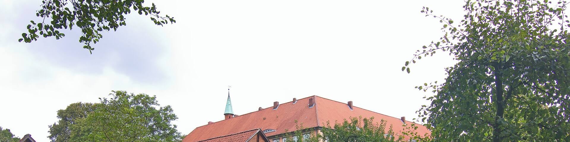 Das Kloster Isenhagen am Ortsrand von Hankensbüttel entstand in den Jahren 1345–1350 als Zisterzienserinnenkloster und ist seit 1540 ein evangelisches Damenstift.