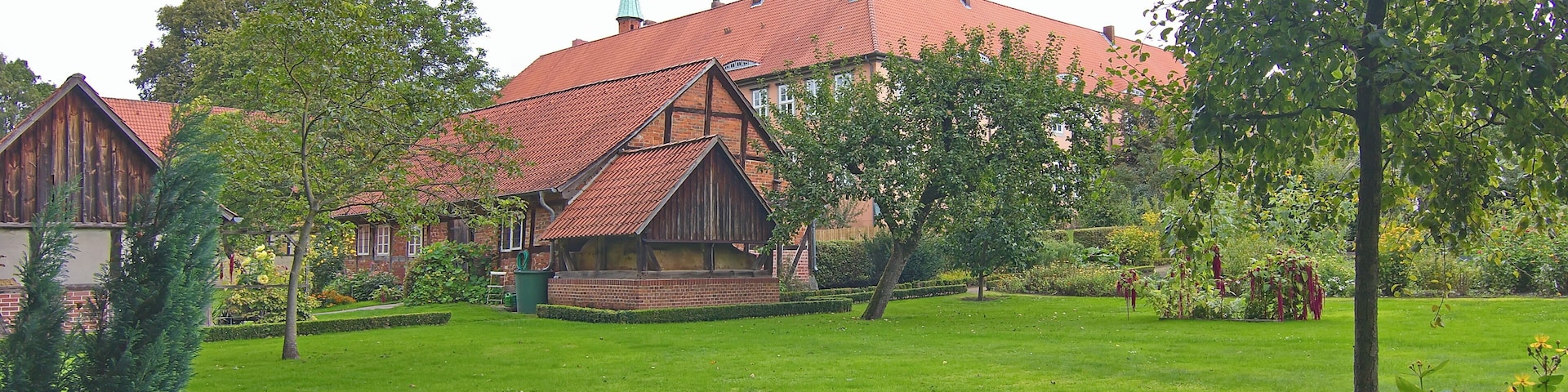 Das Kloster Isenhagen am Ortsrand von HankensbĂŒttel entstand in den Jahren 1345â1350 als Zisterzienserinnenkloster und ist seit 1540 ein evangelisches Damenstift.