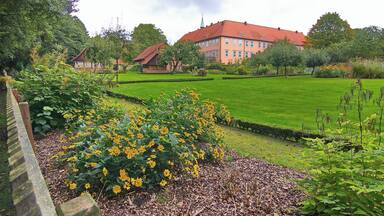Das Kloster Isenhagen am Ortsrand von Hankensbüttel entstand in den Jahren 1345–1350 als Zisterzienserinnenkloster und ist seit 1540 ein evangelisches Damenstift.