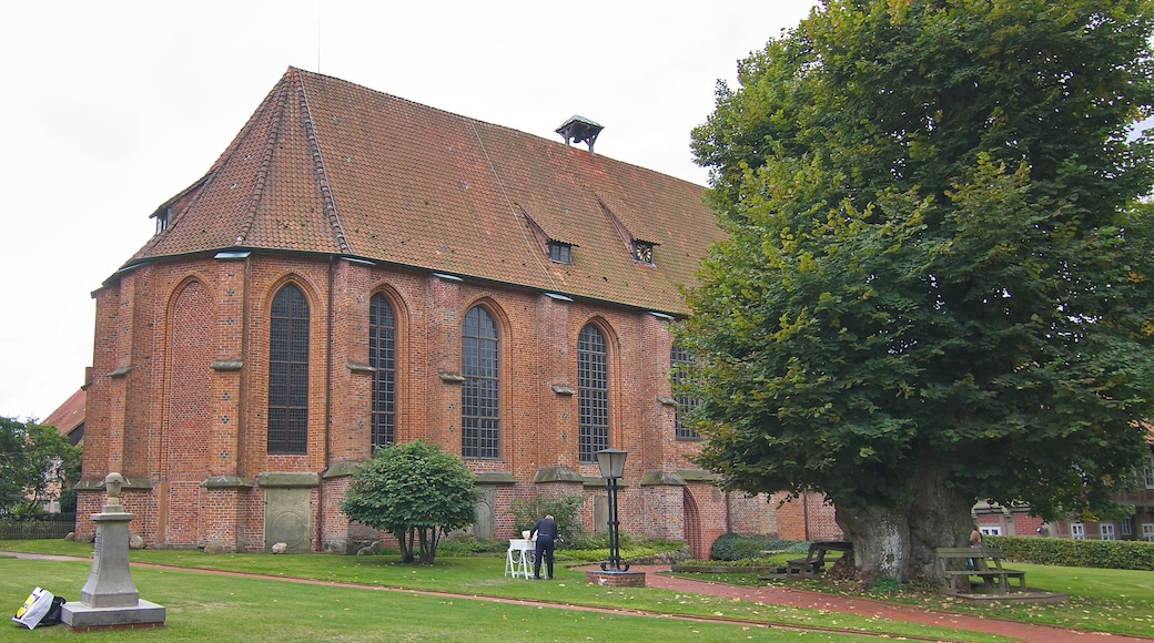 Das Kloster Isenhagen am Ortsrand von Hankensbüttel entstand in den Jahren 1345–1350 als Zisterzienserinnenkloster und ist seit 1540 ein evangelisches Damenstift.