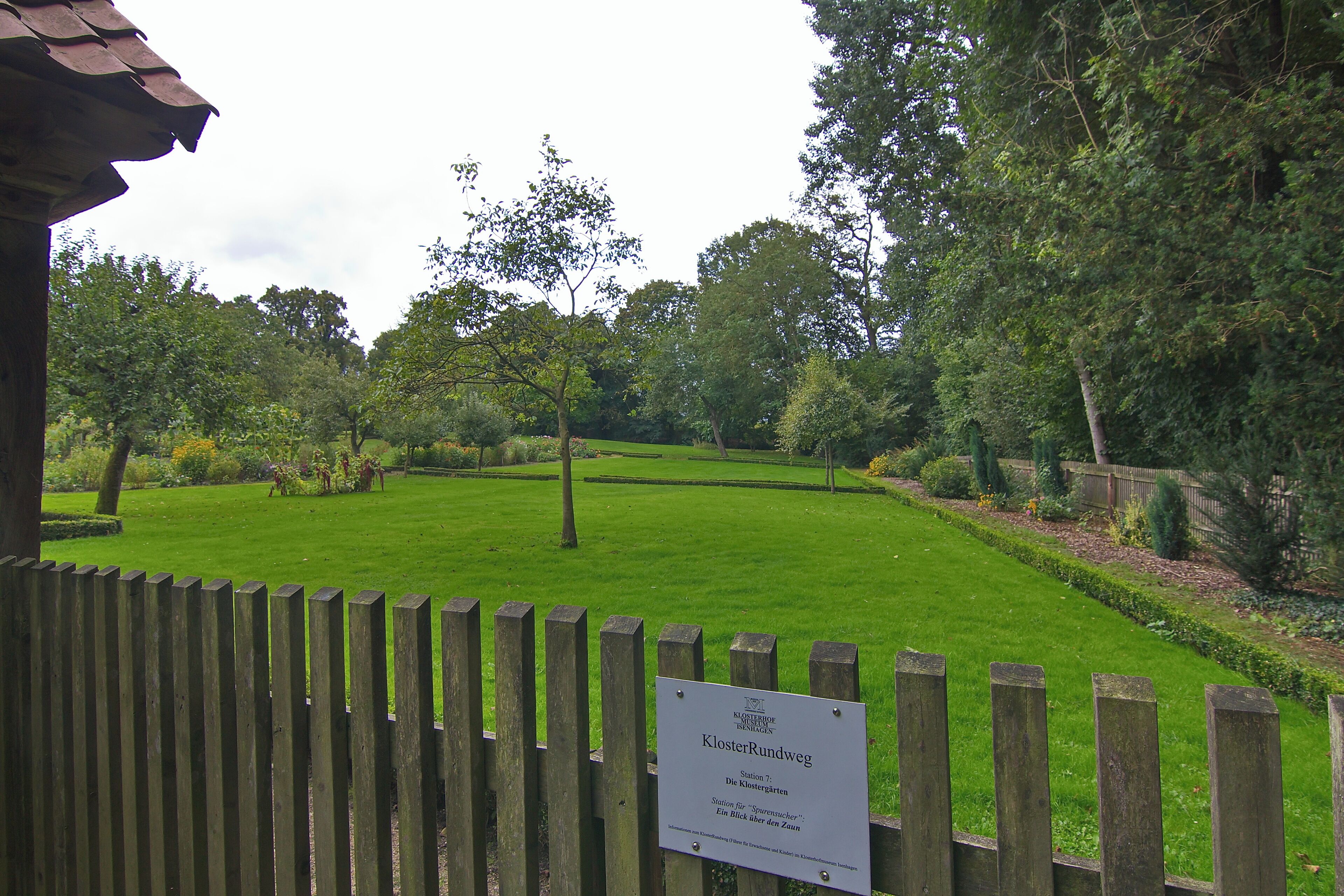 Das Kloster Isenhagen am Ortsrand von Hankensbüttel entstand in den Jahren 1345–1350 als Zisterzienserinnenkloster und ist seit 1540 ein evangelisches Damenstift.