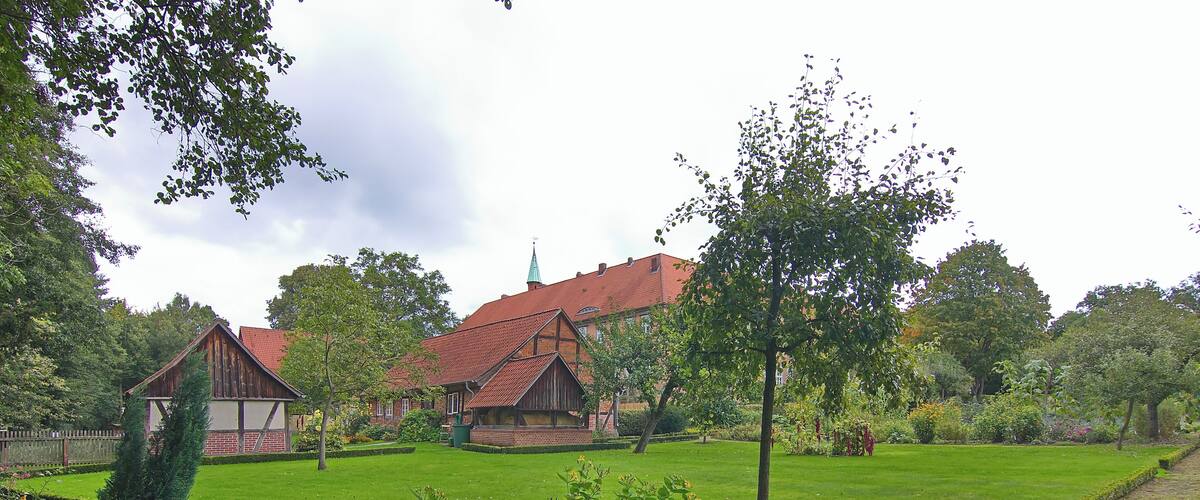 Das Kloster Isenhagen am Ortsrand von Hankensbüttel entstand in den Jahren 1345–1350 als Zisterzienserinnenkloster und ist seit 1540 ein evangelisches Damenstift.