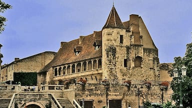 This building is indexed in the Base Mérimée, a database of architectural heritage maintained by the French Ministry of Culture, under the references PA00084192 and classe .