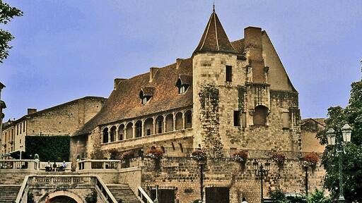This building is indexed in the Base Mérimée, a database of architectural heritage maintained by the French Ministry of Culture, under the references PA00084192 and classe .