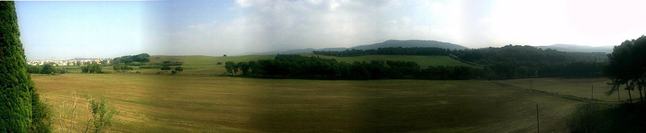 Vista de la Serreta des del Castell de Vilalba, La Roca del Vallès, al fons la Serra de Marina, amb el Corredor. Octubre de 2002 .