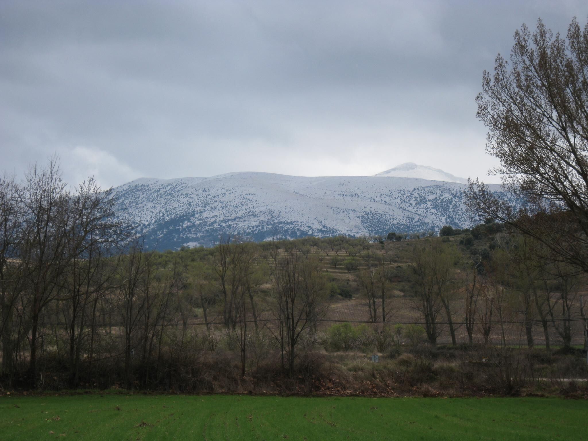 El Moncayo nevado desde el Monasterio de Veruela. Aragón, España.