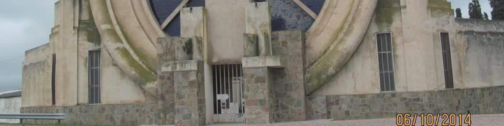 antigua entrada del cementerio del pueblo de Saldungaray.