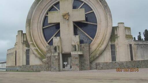 antigua entrada del cementerio del pueblo de Saldungaray.